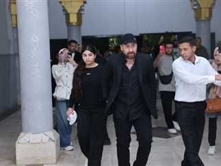 في مشهد مؤثر.. نضال الشافعي يستند إلى أشرف زكي في عزاء زوجته