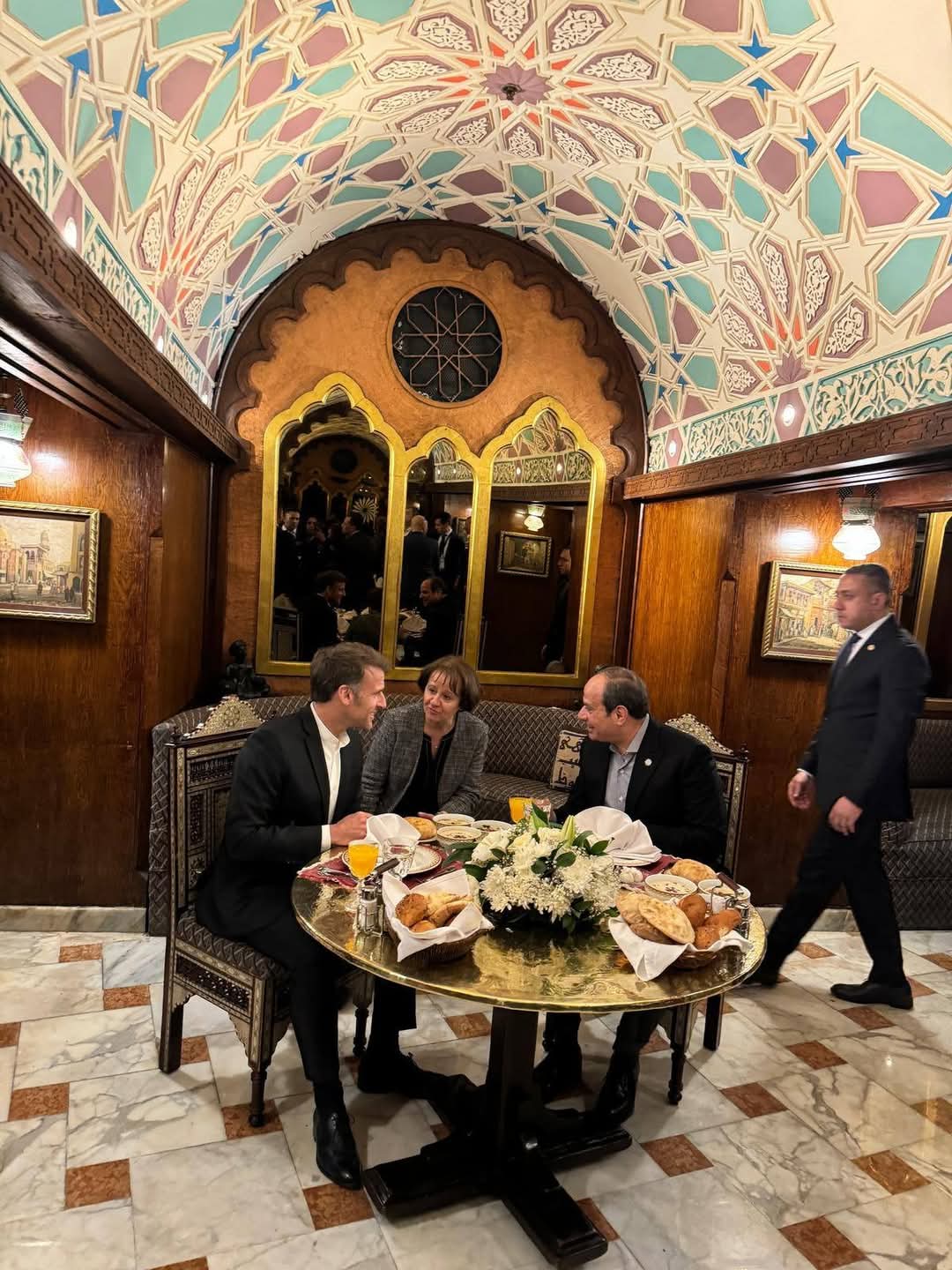 على أنغام العود، السيسي وماكرون يتناولان عشاءً وديًا بخان الخليلي