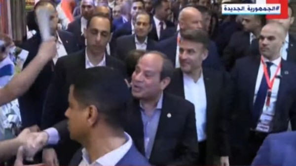 مصافحة تاريخية في قلب القاهرة.. الرئيسان السيسي وماكرون يلتقيان بأصحاب المحال