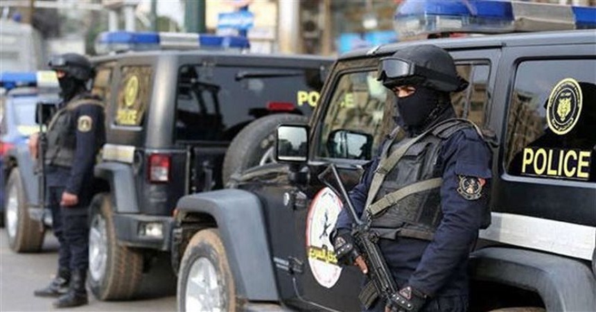 سيارة تدهس شخصا ونجله داخل مول جرين بلازا بالإسكندرية